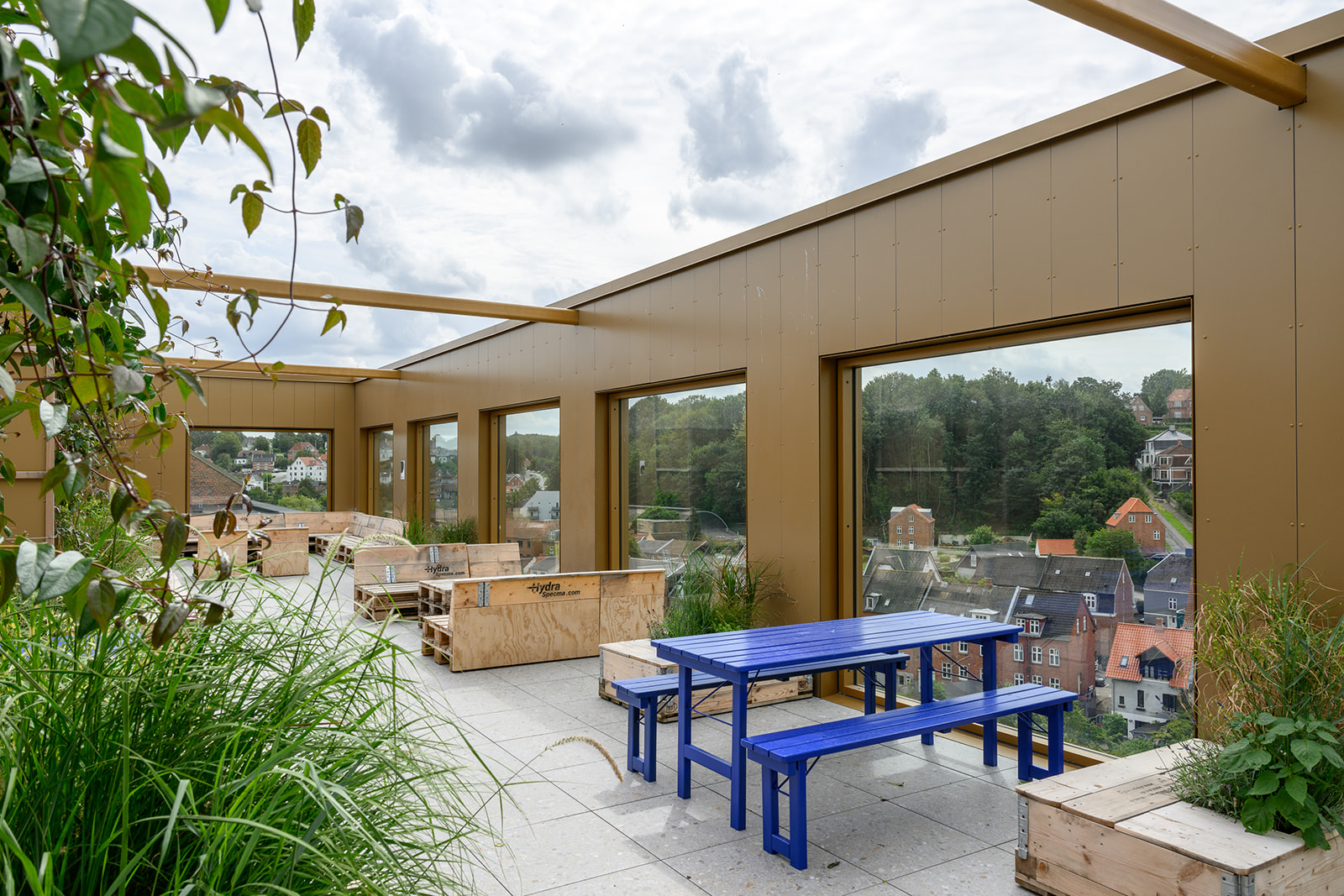 Rooftop på Terminalen med borde og bænk og udsigt over skoven i Vejle.