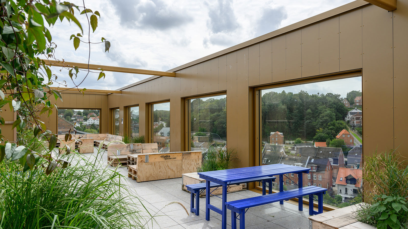 Rooftop på Terminalen med borde og bænk og udsigt over skoven i Vejle.