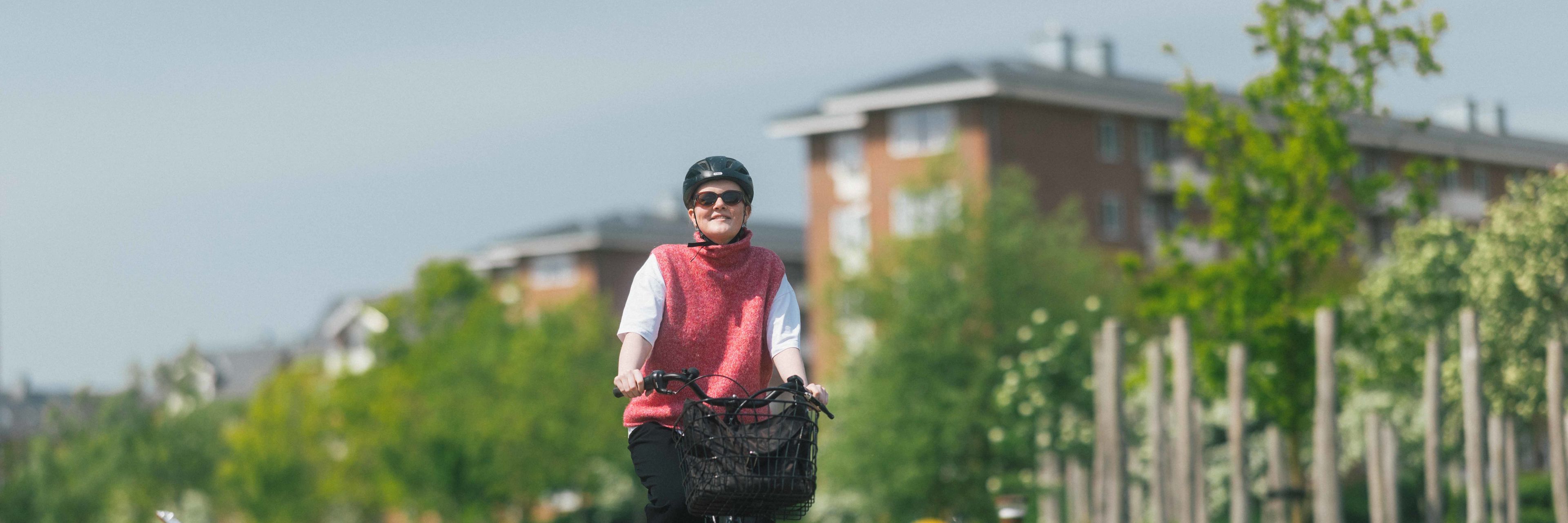 Ung kvinde cykler igennem klimaparken i Vejle