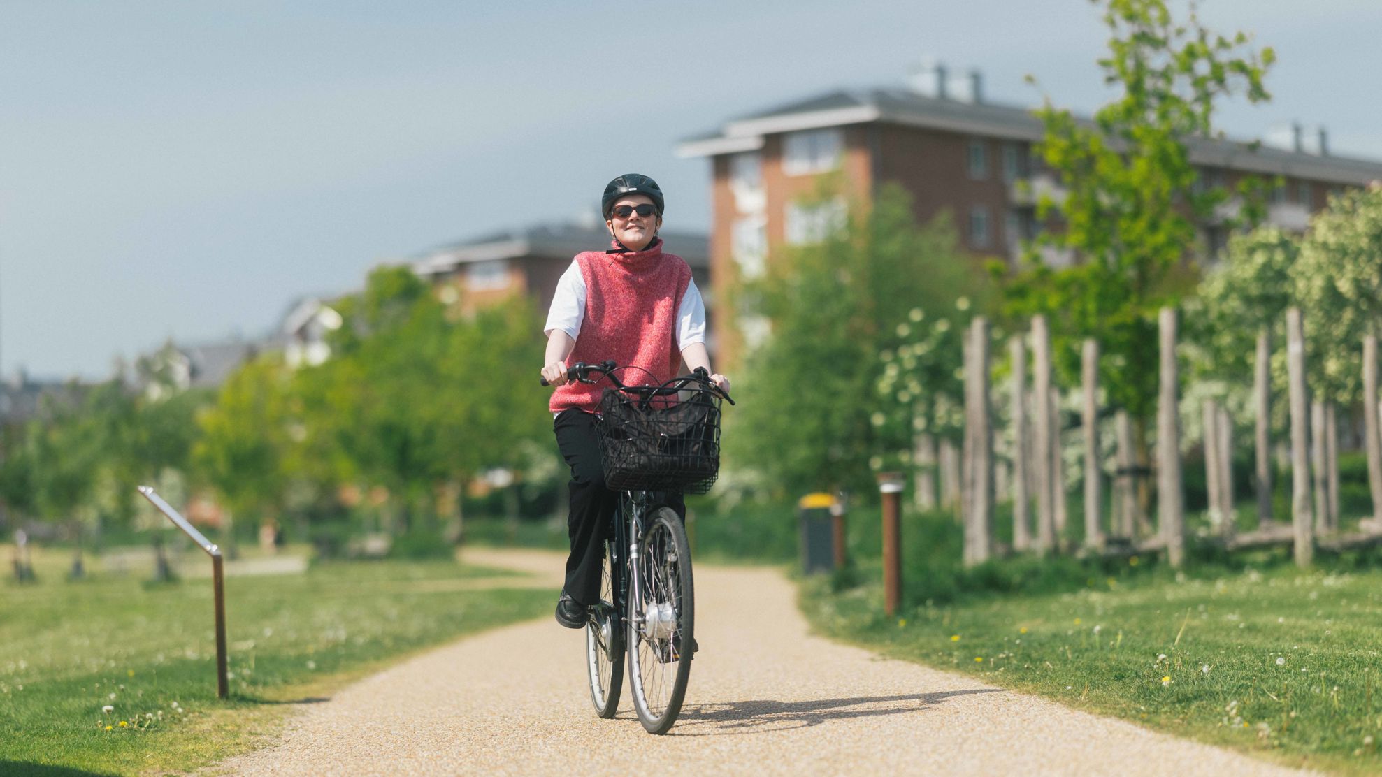 Ung kvinde cykler igennem klimaparken i Vejle