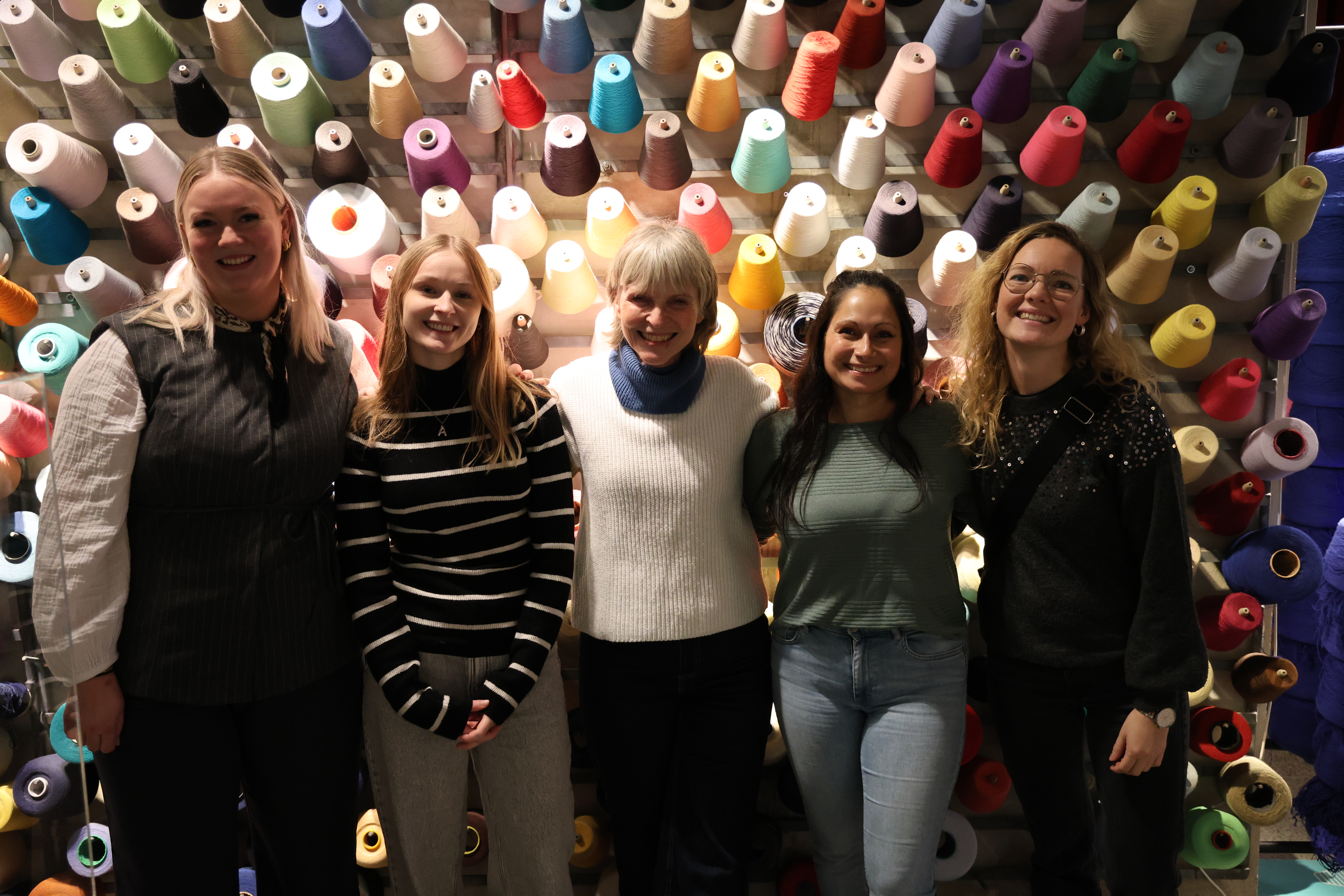 Fællesbillede elever og uddannelseskoordinator Charlotte Samson elevintroduktion 2025